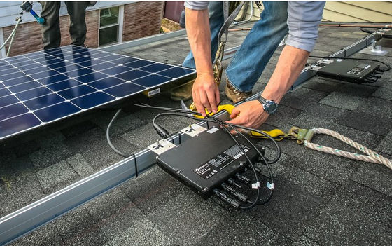 IP65 3000W 6000W Solar Micro Inverter On Grid AC120V 230V dengan warna putih dan hitam
